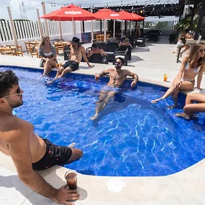 https://nomads-party-hotel-hostel.quintano-roohotels.com